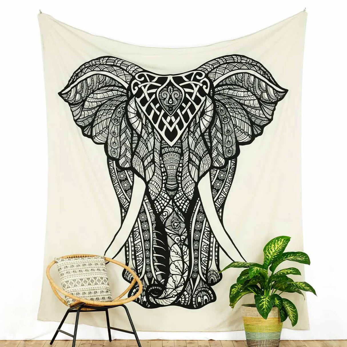 Wandtuch mit Elefant in weiß, schwarz Aufdruck auf Wandbehang in weiß
