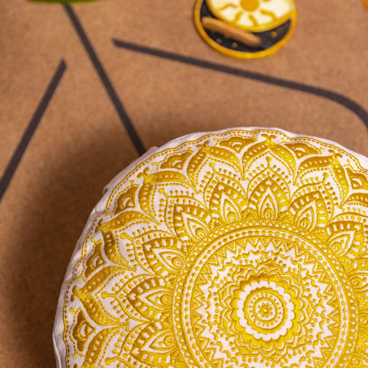 Yogakissen goldenes Mandala bestickt - rundes Sitzkissen mit Buchweizen Füllung