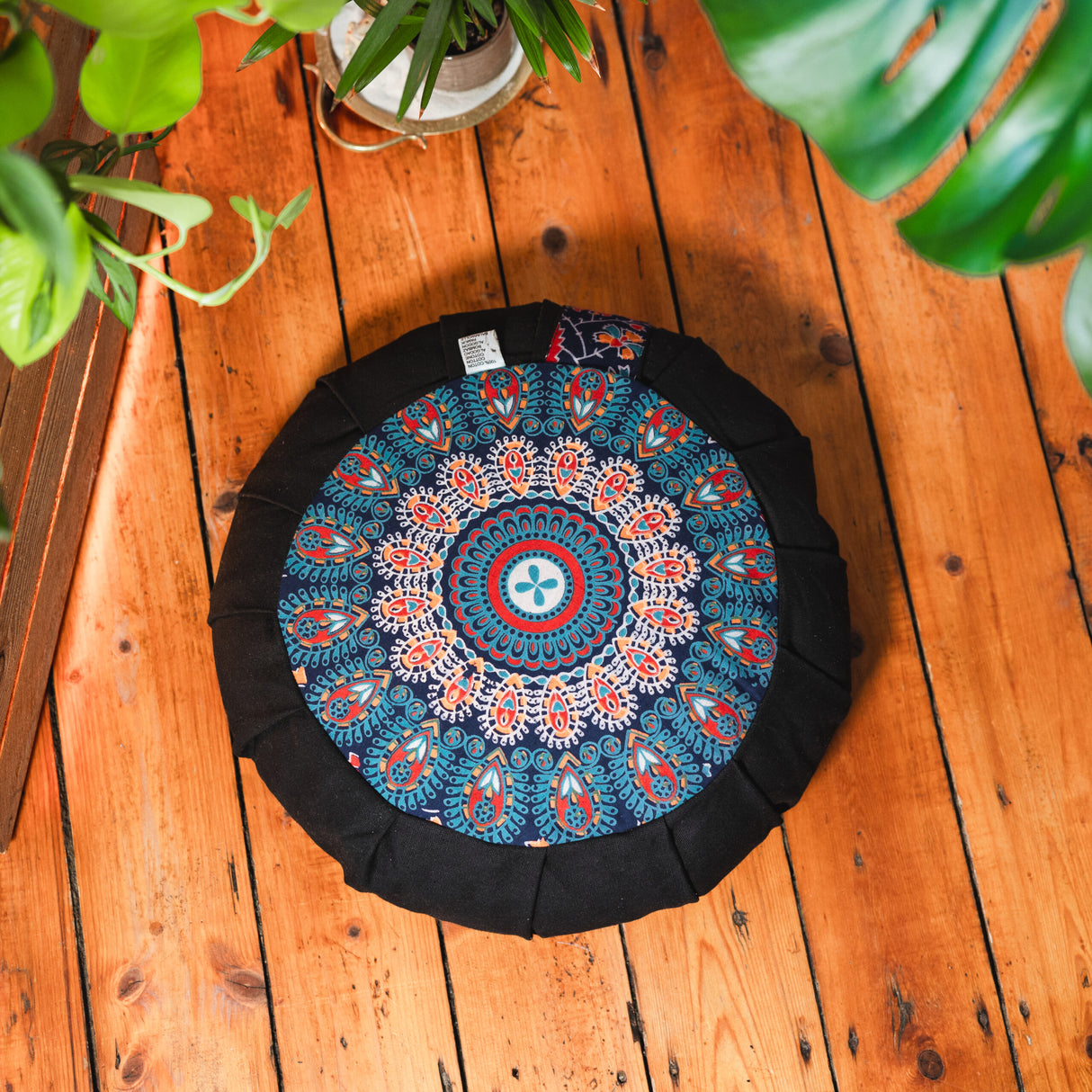 Yogakissen mit Pfauenfeder Mandala in blau orange türkis - mit Buchweizenfüllung