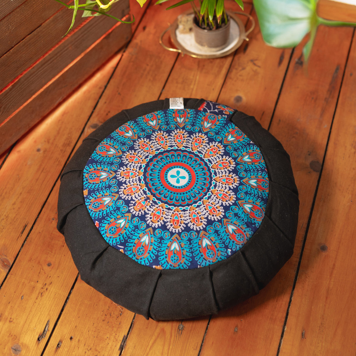Yogakissen mit Pfauenfeder Mandala in blau orange türkis - mit Buchweizenfüllung