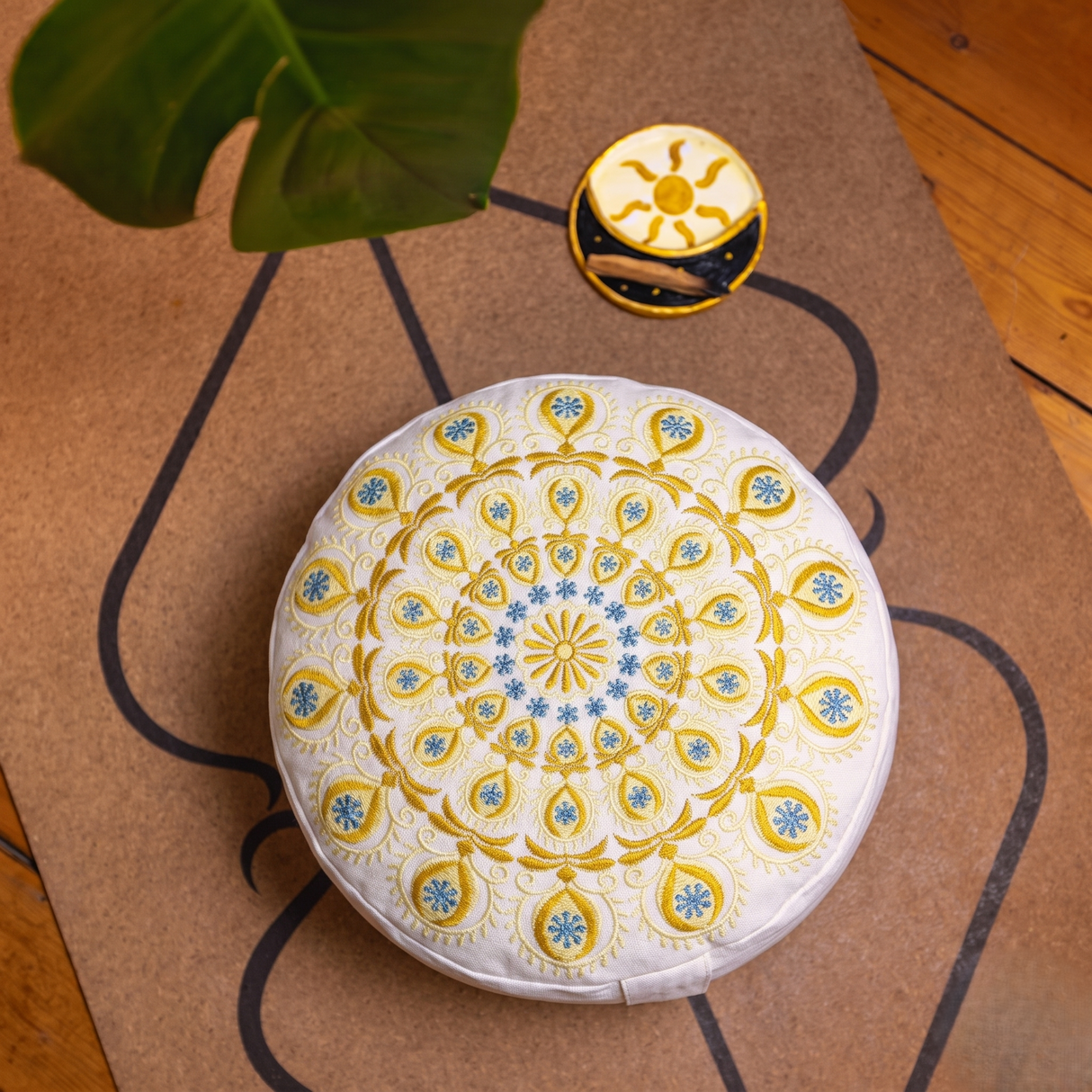 Yogakissen Pfauenfeder Mandala Gold