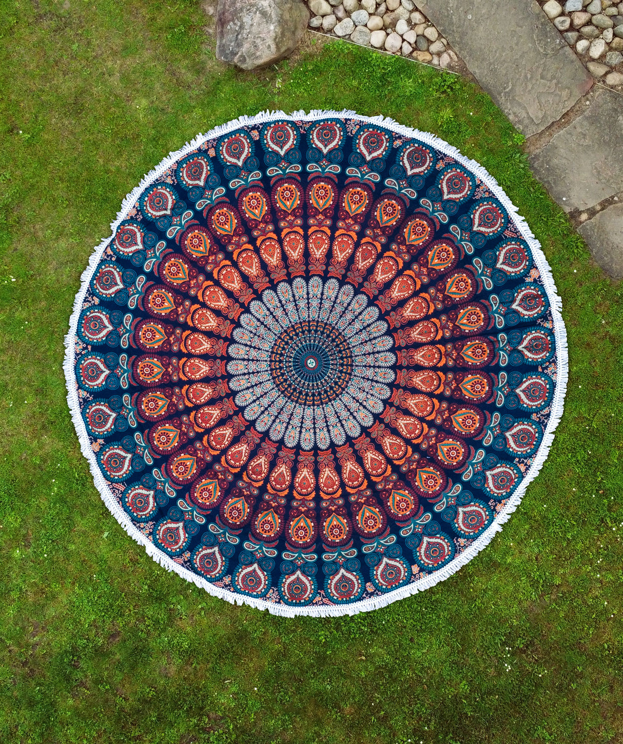 Rundes Strandtuch mit Pfauenfeder Mandala in blau orange türkis