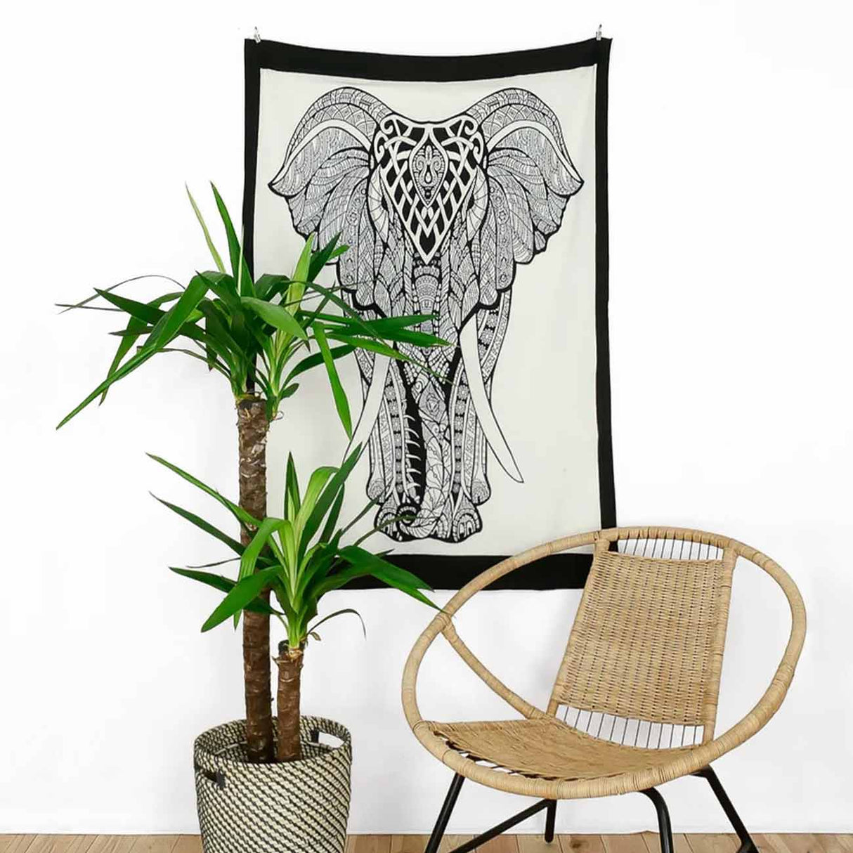 Kleines Wandtuch mit Elefant in weiß, schwarz Aufdruck auf Wandbehang in weiß