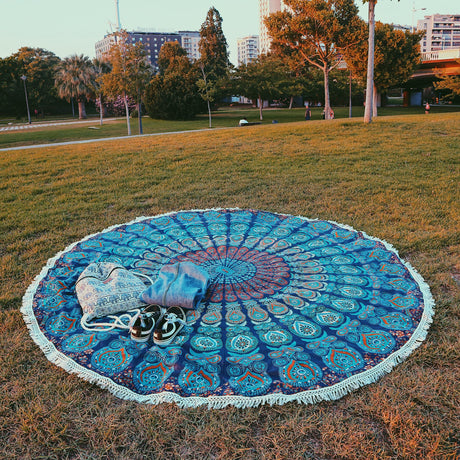 Rundes Strandtuch im Park in Valencia