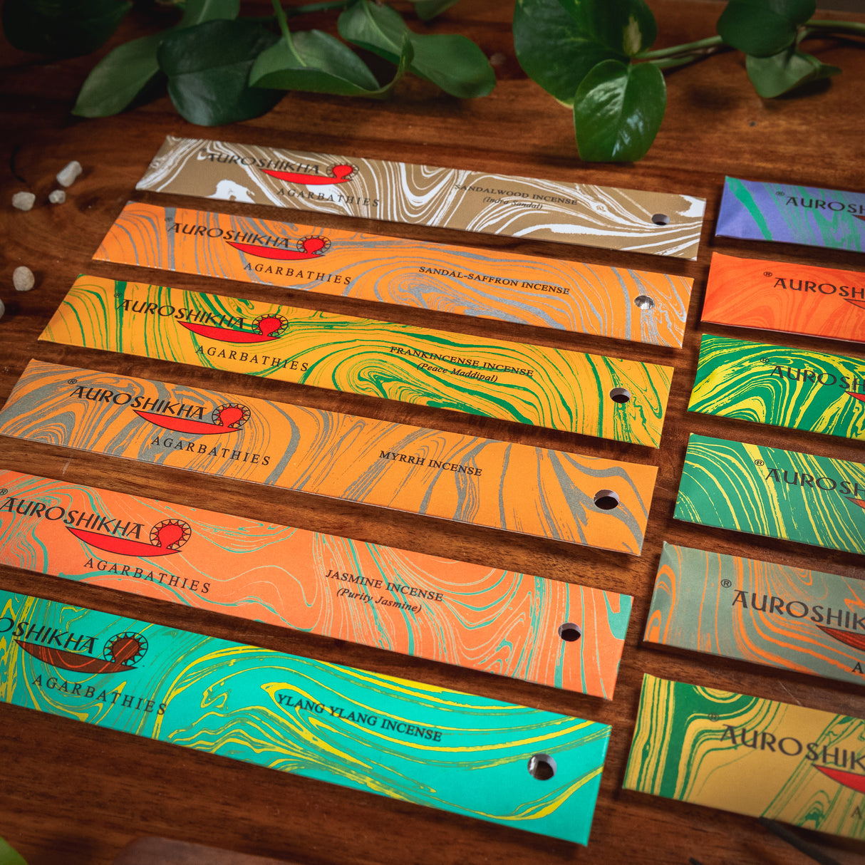 Auroshikha Entdecker Set mit 12 Düften – Räucherstäbchen Kollektion für Meditation, Wohlfühlen &amp; Klarheit