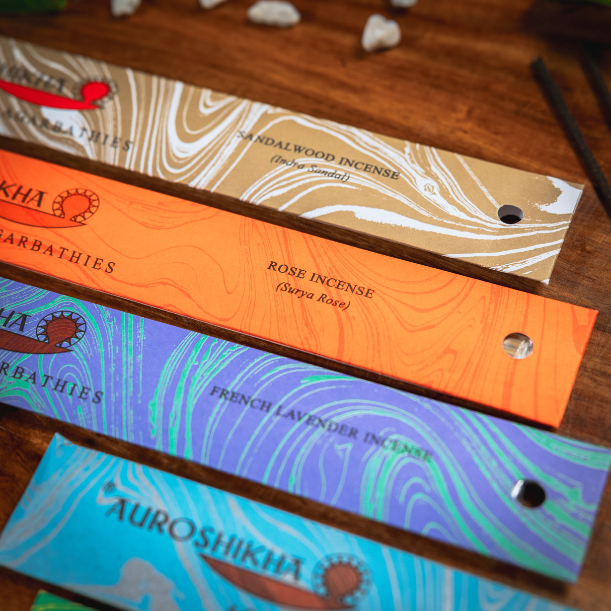 Auroshikha Klassiker Starter 6er Set. Handgerollte Masala Räucherstäbchen aus natürlichen Rohstoffen. Sandelholz, Rose, Lavender, Lemongrass, Patchouli, Nag Champa.