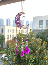 Amethyst Mond-Sonnenfänger, goldfarben, mit lila Quarz-Chips und Achat-Anhängern, ideal zur Förderung von Ruhe und Spiritualität im Raum.