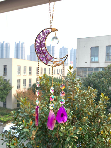 Amethyst Mond-Sonnenfänger, goldfarben, mit lila Quarz-Chips und Achat-Anhängern, ideal zur Förderung von Ruhe und Spiritualität im Raum.