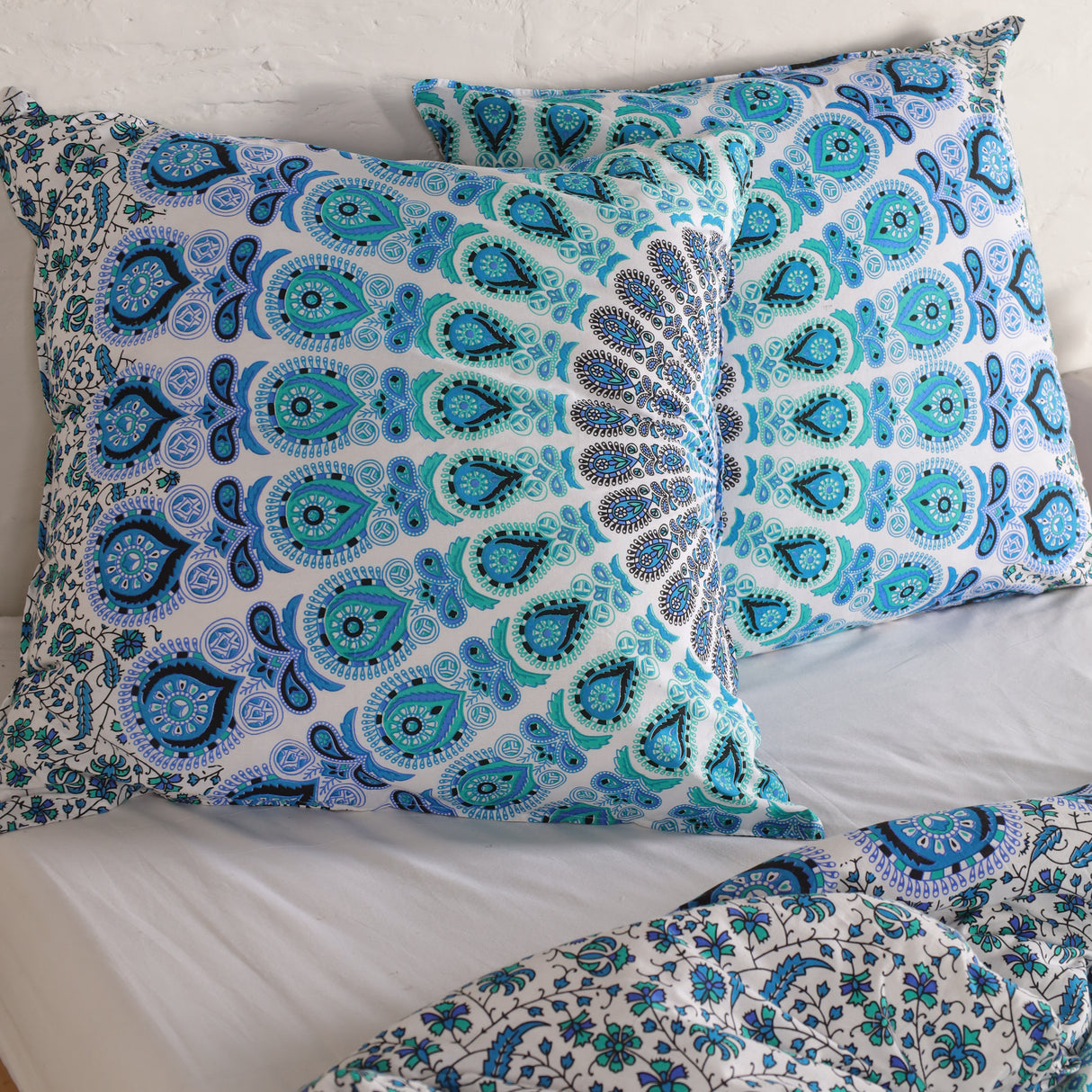 Bettwäsche Pfauenfeder Mandala weiß blau - Boho Bettbezug mir floralem Muster