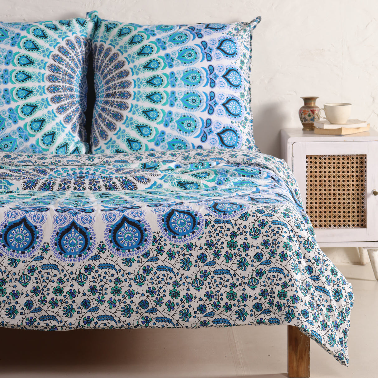 Bettwäsche Pfauenfeder Mandala weiß blau - Boho Bettbezug mir floralem Muster