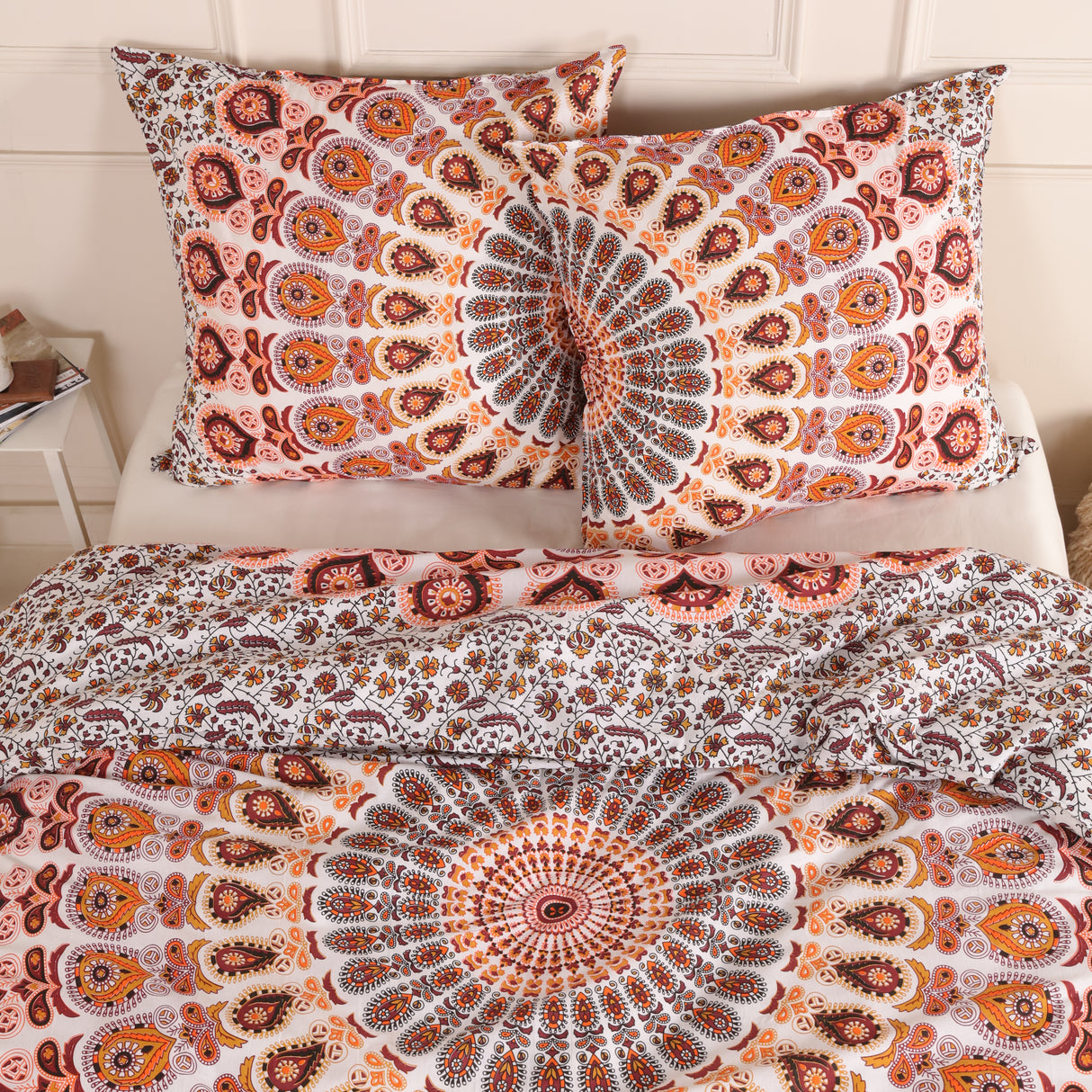 Bettwäsche Pfauenfeder Mandala weiß orange - Indischer Bettbezug mit floralem Muster