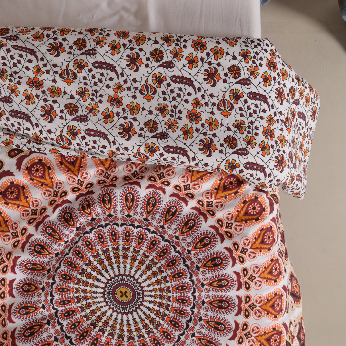Bettwäsche Pfauenfeder Mandala weiß orange - Indischer Bettbezug mit floralem Muster