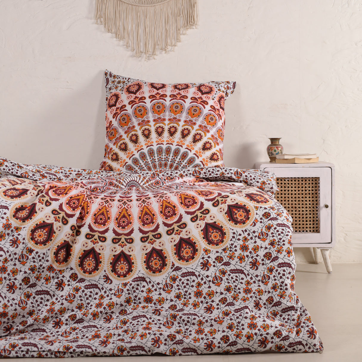 Bettwäsche Pfauenfeder Mandala weiß orange - Indischer Bettbezug mit floralem Muster
