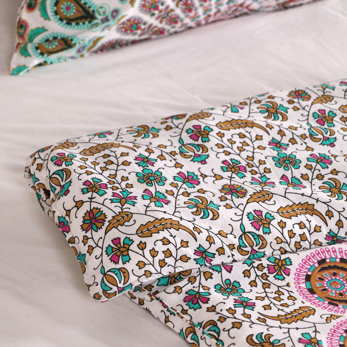 Bettwäsche Pfauenfeder Mandala in Weiß, Türkis und Rosa - Indischer Bettbezug mit floralem Muster