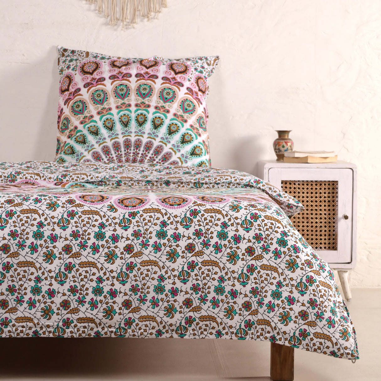 Bettwäsche Pfauenfeder Mandala in Weiß, Türkis und Rosa - Indischer Bettbezug mit floralem Muster
