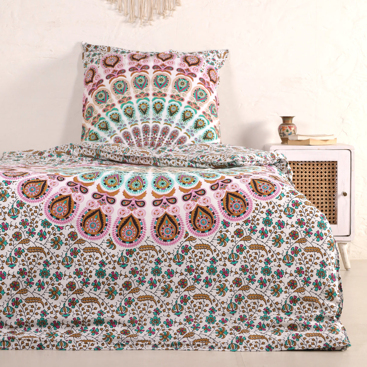 Bettwäsche Pfauenfeder Mandala in Weiß, Türkis und Rosa - Indischer Bettbezug mit floralem Muster