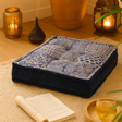 Blaues Bodenkissen im Kantha-Stil – Handgemachtes indisches Sitzkissen Baumwolle 50x50 cm, Patchwork Meditationskissen, Unikat