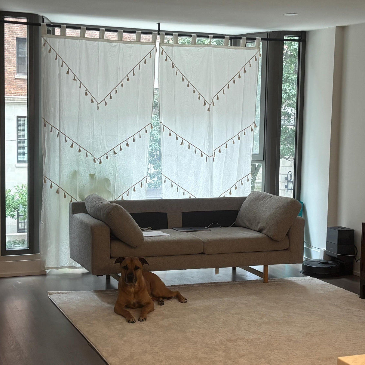 Weißer Boho Vorhang mit Quasten im Wohnzimmer