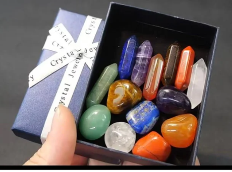 Edelstein Geschenkset in blauer Box mit bunten Heilsteinen und Kristallspitzen für Energiearbeit und Meditation