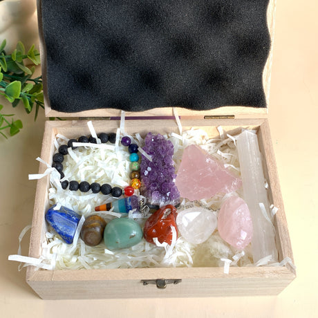 Kristall Set in Holzbox, gefüllt mit Rohsteinen, Heilsteinen, Rosenquarz Herzen und buntem Chakra Lava Armband