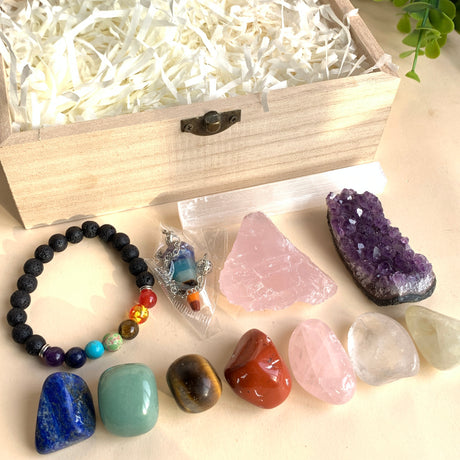 Edelstein Chakra Geschenkset, Arrangement aus Lava Armband, Lapislazuli, Rosenquarz , Amethyst , Tigerauge, Grüner Jade Bergkristall Trommelsteinen vor Holzschatulle
