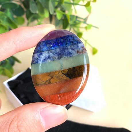 Chakra Stein Handschmeichler, ovaler Edelstein in sieben farbigen Schichten für Meditation und Energiearbeit