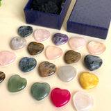 Edelstein Herzen Set mit polierten Herzsteinen aus Rosenquarz, Amethyst, Aventurin und weiteren Natursteinen vor blauer Schmuckbox