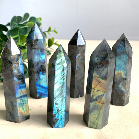 Labradorit Spitze, Heilstein Turm zur Fokussierung von Licht und Energie, ideal für Aura Reinigung und spirituelle Praxis