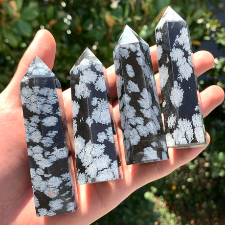 Edelstein Obsidian , Schneeflockenobsidian Heilstein  zur Bündelung schützender Energie für Meditation, Altar und Raumreinigung