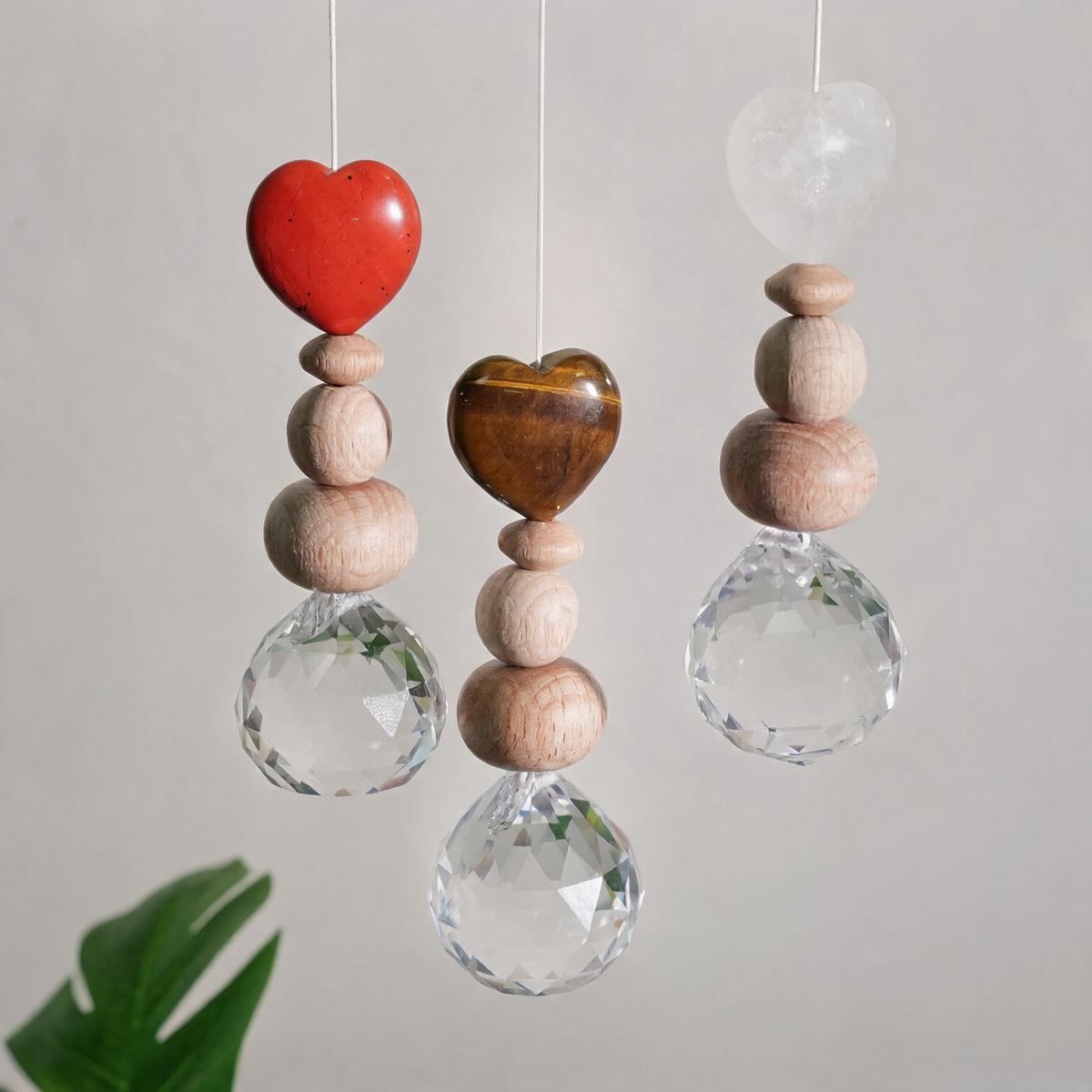 Sonnenfänger Edelstein Herz mit Holzperlen 10 cm I Liebevoller Schmuck für dein Lieblingsfenster