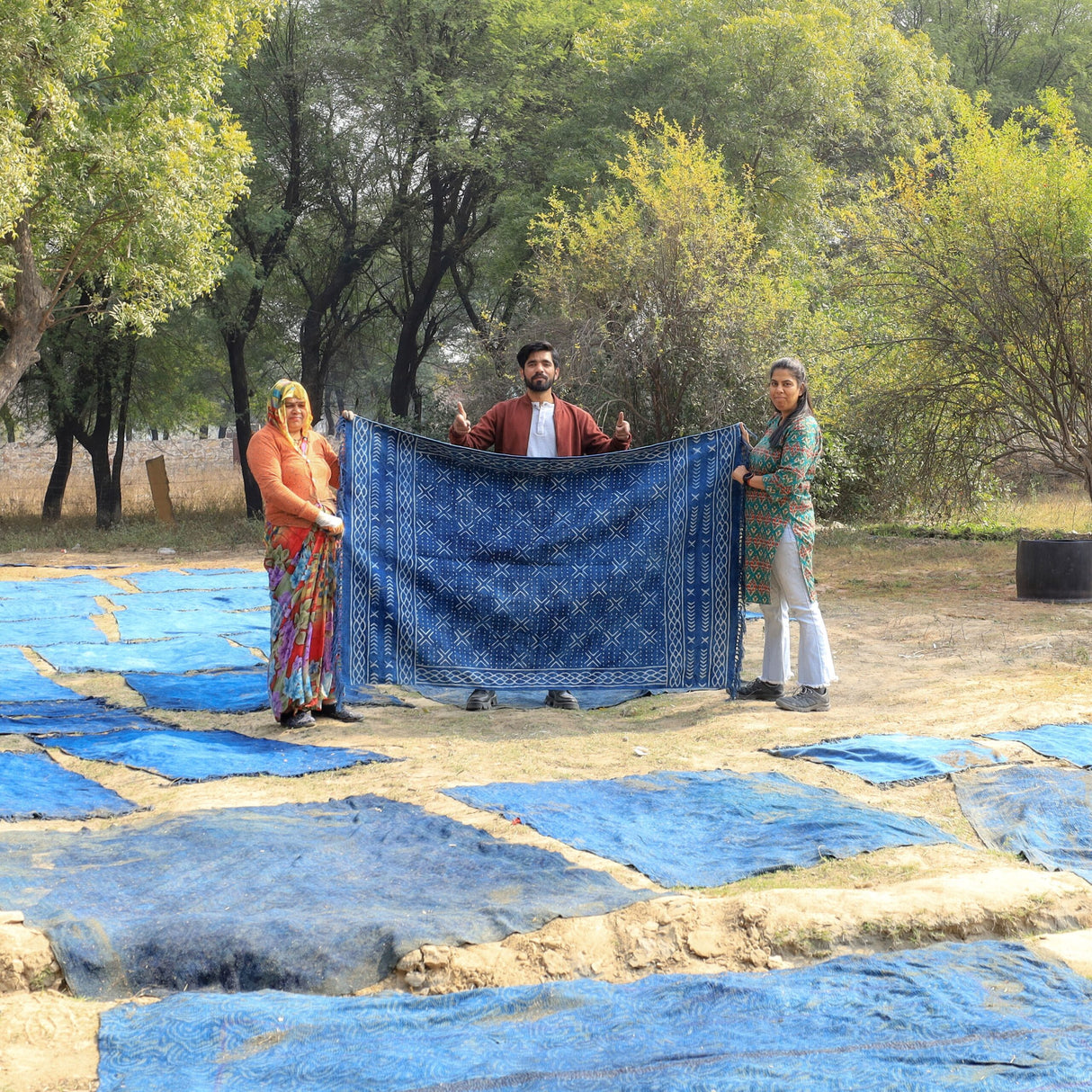 Fertige Blockdruck Tagesdecken, indigo gefärbt und hand bedruckt - traditionelles Kunsthandwerk aus indien