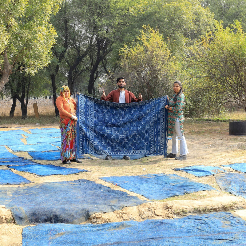 Fertige Blockdruck Tagesdecken, indigo gefärbt und hand bedruckt - traditionelles Kunsthandwerk aus indien
