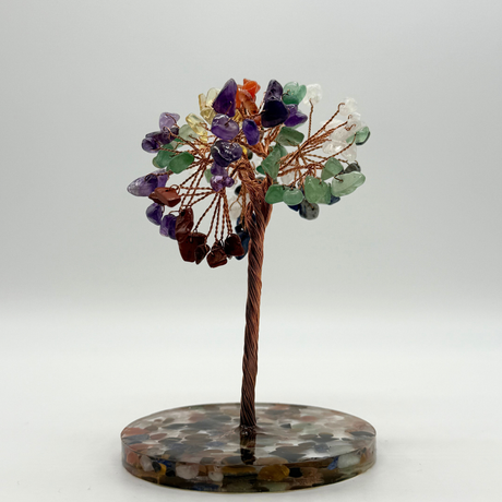 Heilsteinbaum Chakra, filigraner Kristallbaum mit siebenfarbigen Steinen für Energiearbeit und Meditation