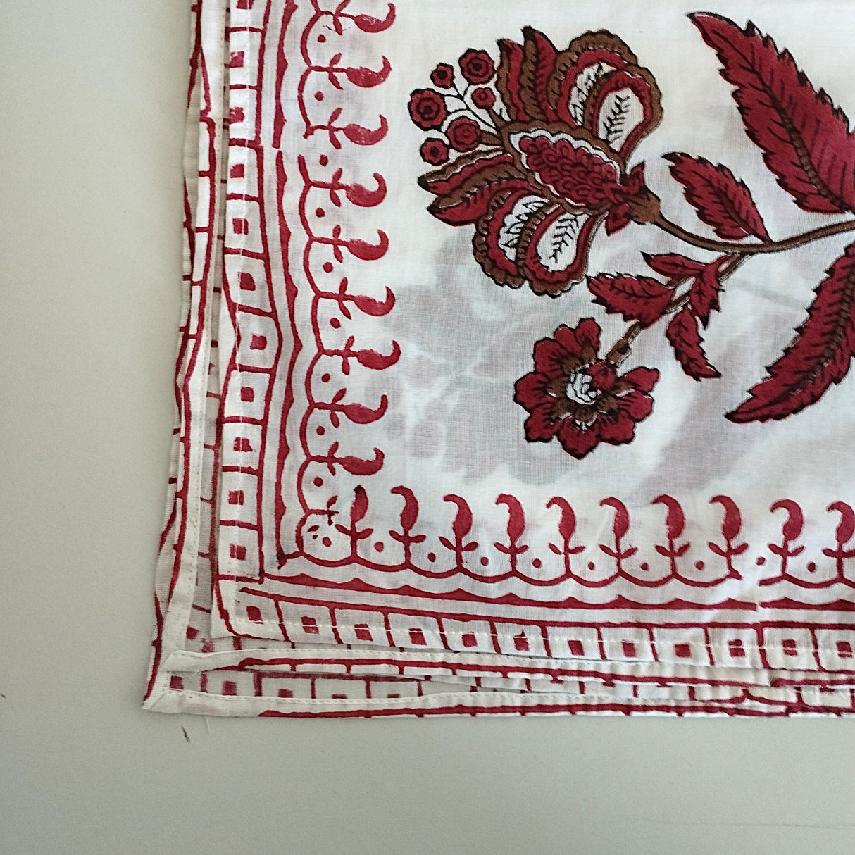 Einzelstück Boho Halstuch mit roten Blumen