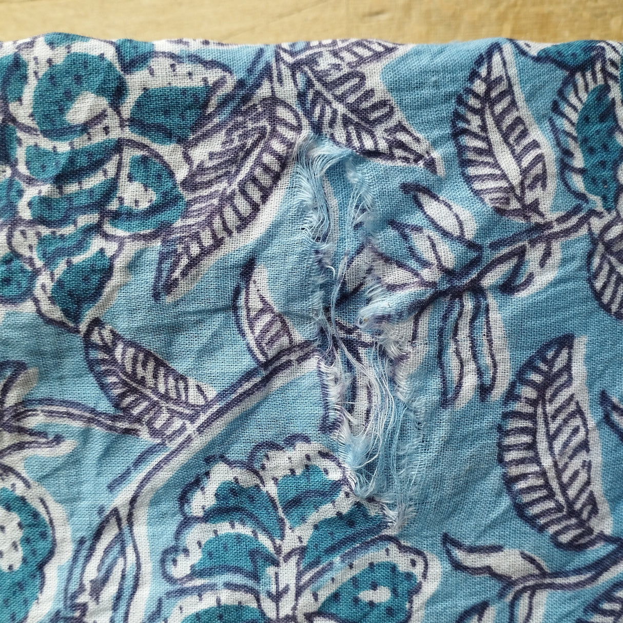 B- Ware Sarong Blaues Blumenmuster