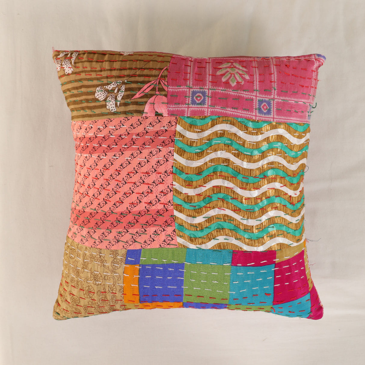 Zierkissenhülle 40 x 40 cm im Kantha Stil aus recyceltem Sari Stoff