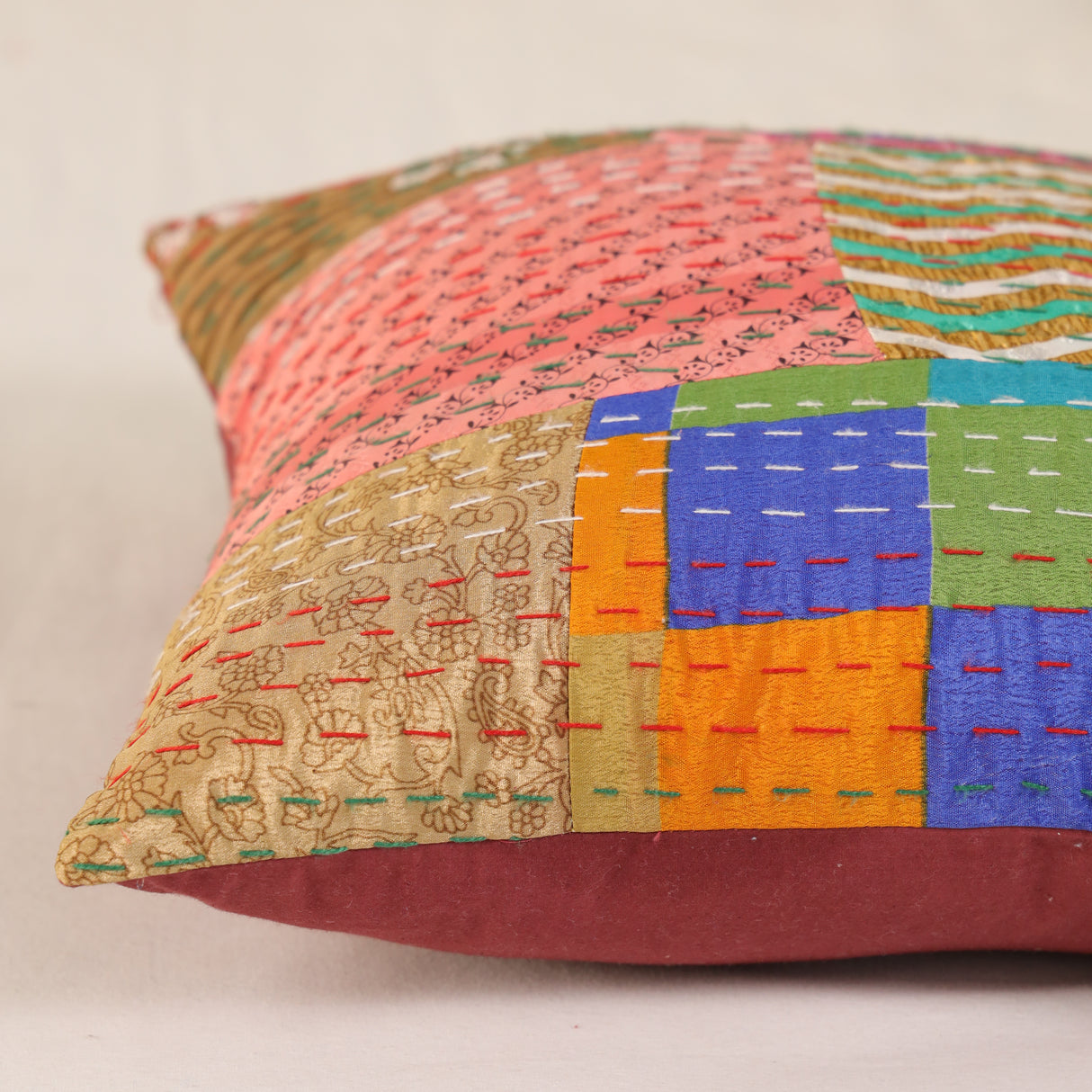 Zierkissenhülle 40 x 40 cm im Kantha Stil aus recyceltem Sari Stoff