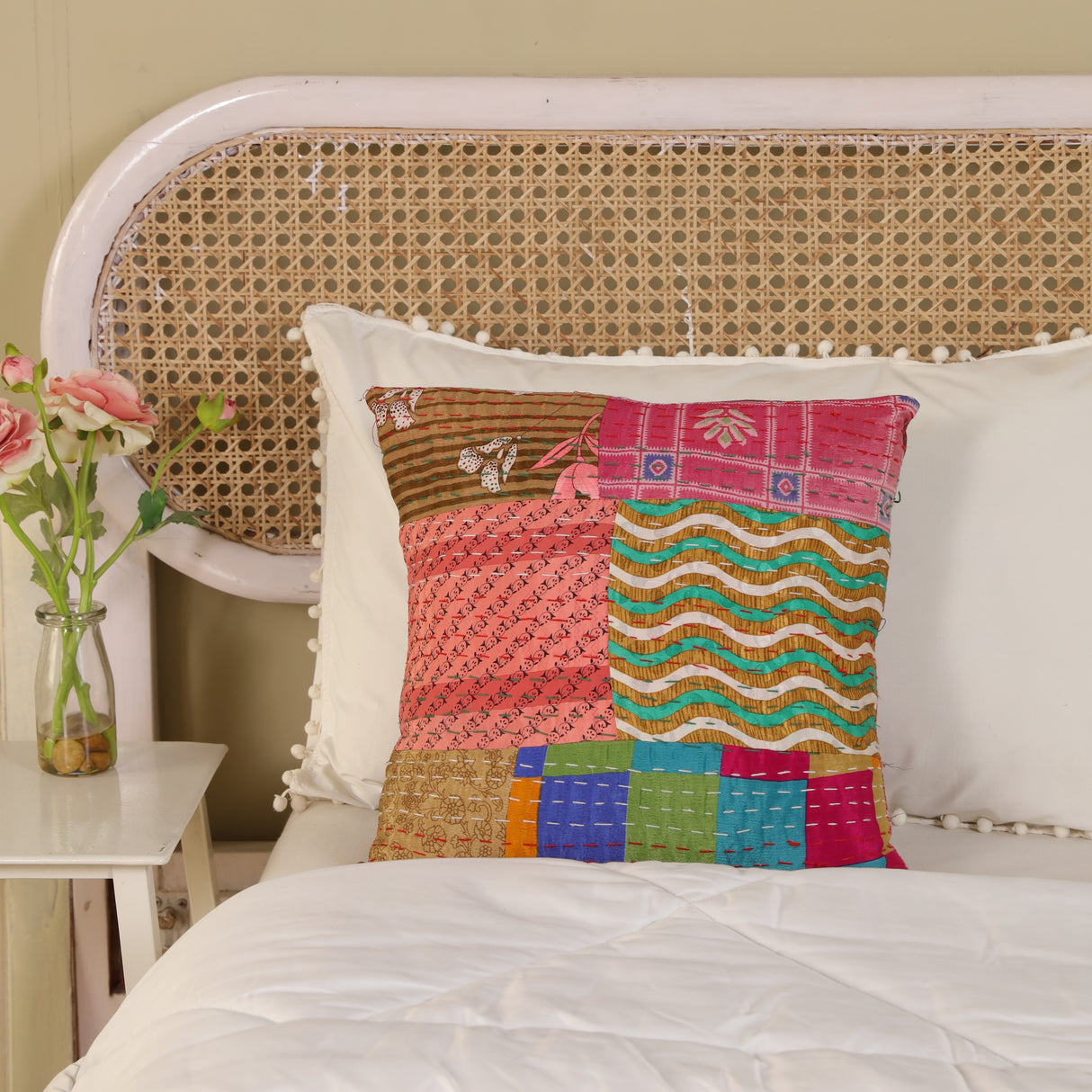 Zierkissenhülle 40 x 40 cm im Kantha Stil aus recyceltem Sari Stoff