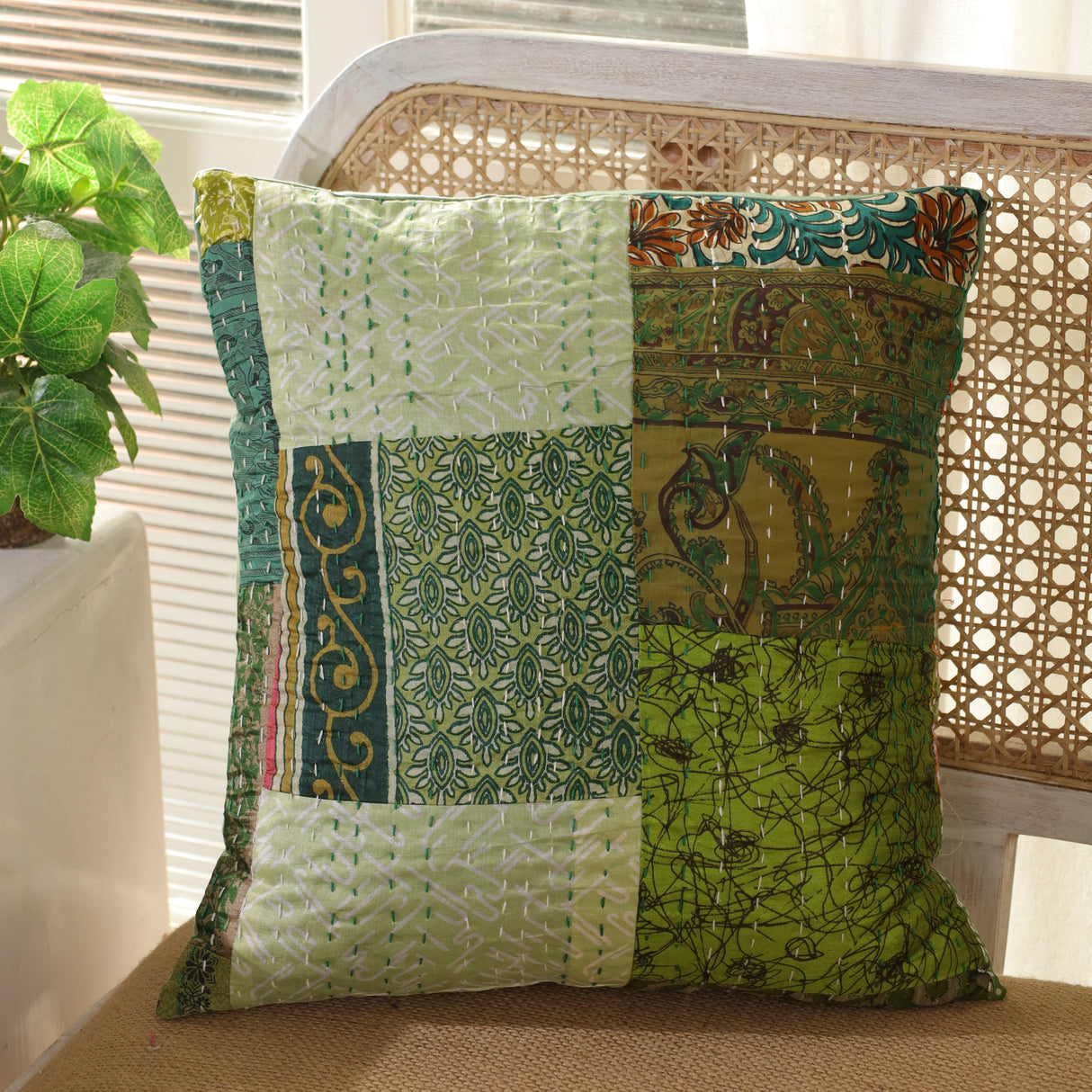 Zierkissenhülle in grün, 40 x 40 cm im Kantha Stil aus recyceltem Sari Stoff