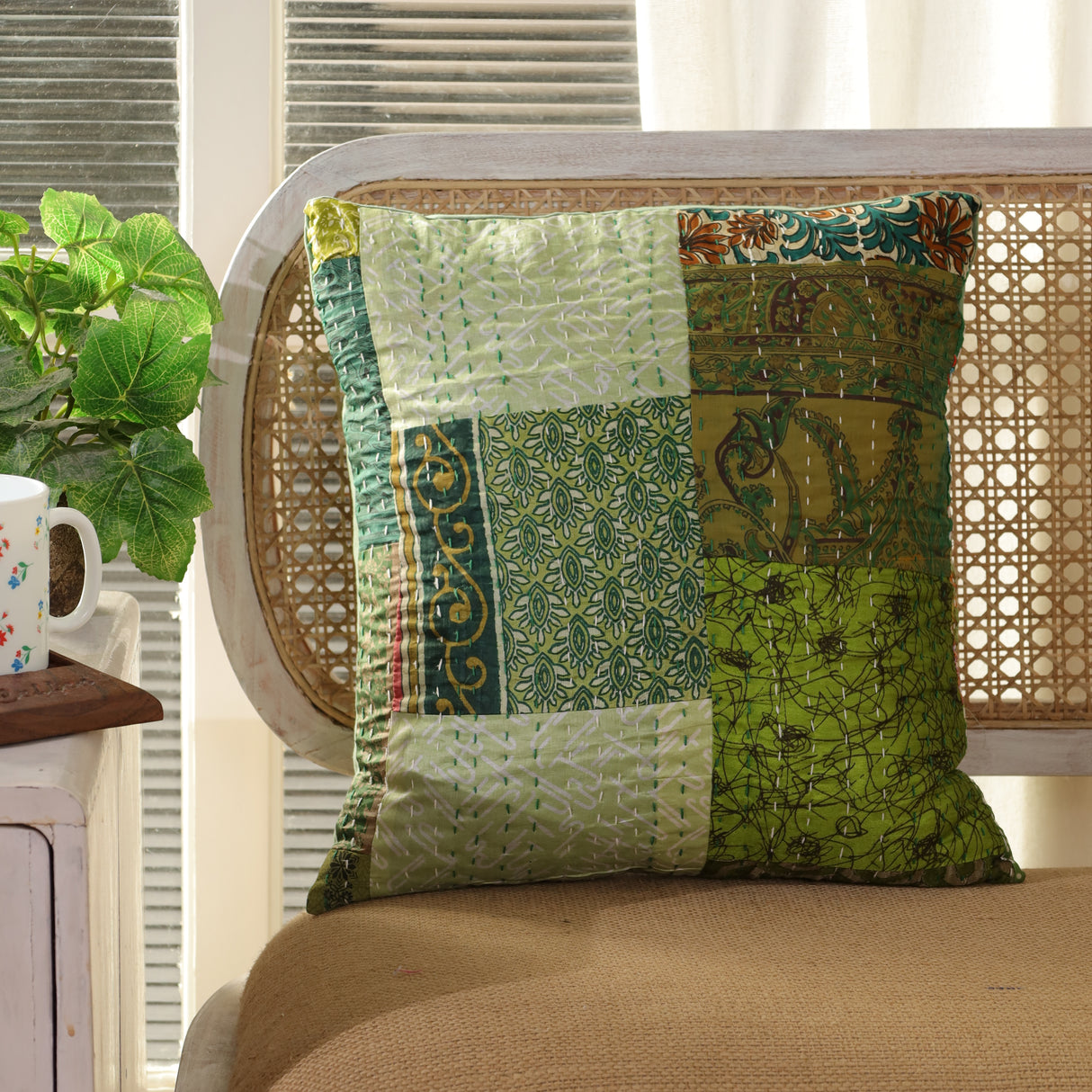 Zierkissenhülle in grün, 40 x 40 cm im Kantha Stil aus recyceltem Sari Stoff