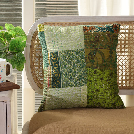 Zierkissenhülle in grün, 40 x 40 cm im Kantha Stil aus recyceltem Sari Stoff