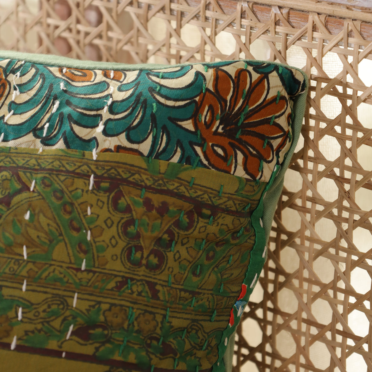 Zierkissenhülle in grün, 40 x 40 cm im Kantha Stil aus recyceltem Sari Stoff