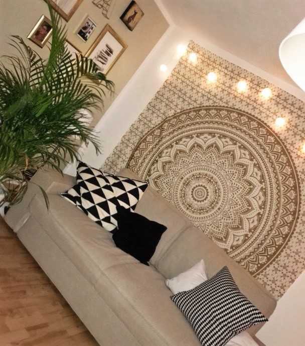 Großes Wandtuch Ombre Mandala in weiß gold im Wohnzimmer