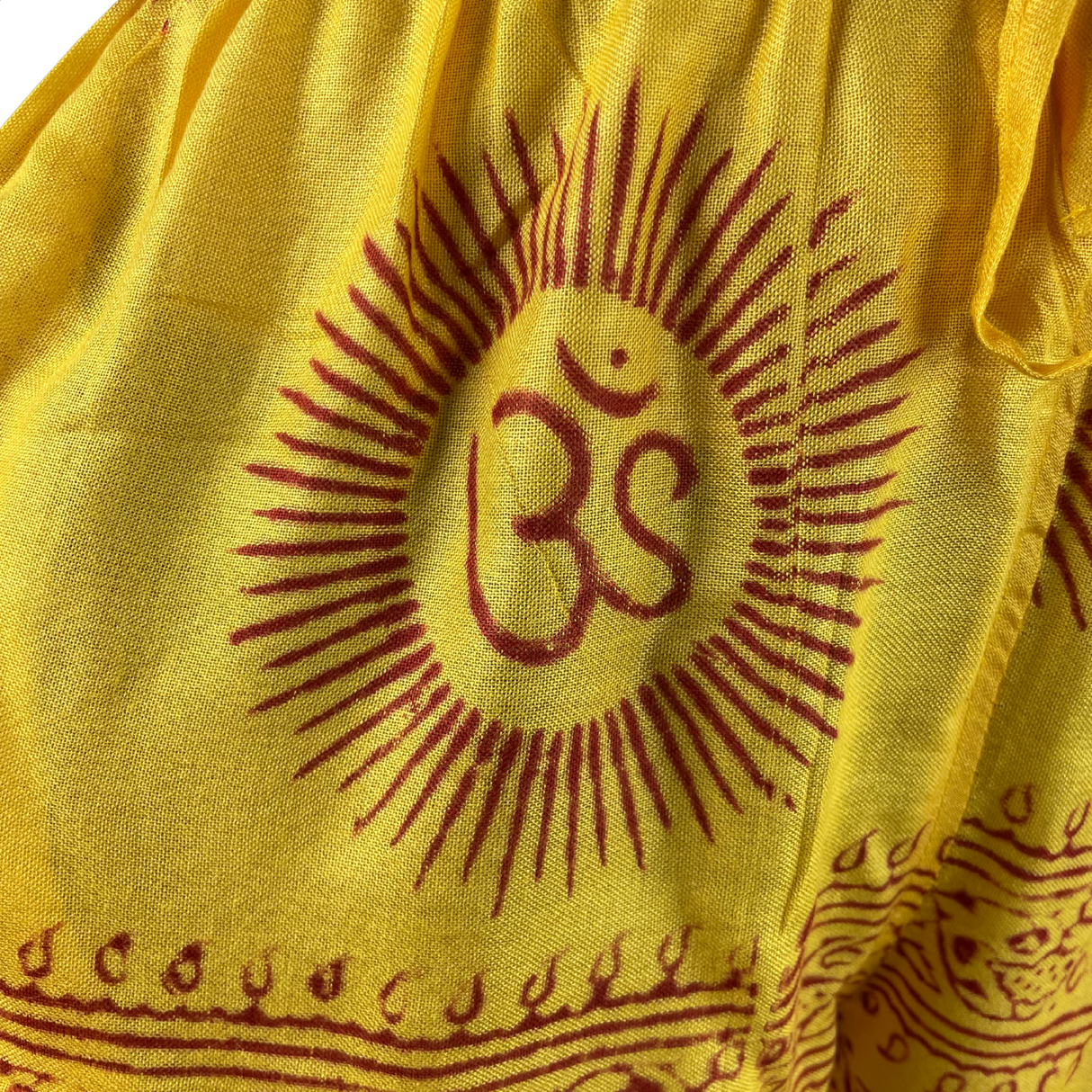 Kurze Sommerhose Ram Nami Gelb - leichte Shorts Unisex alternative Hippie Mode für Yoga und Meditation fair gehandelt