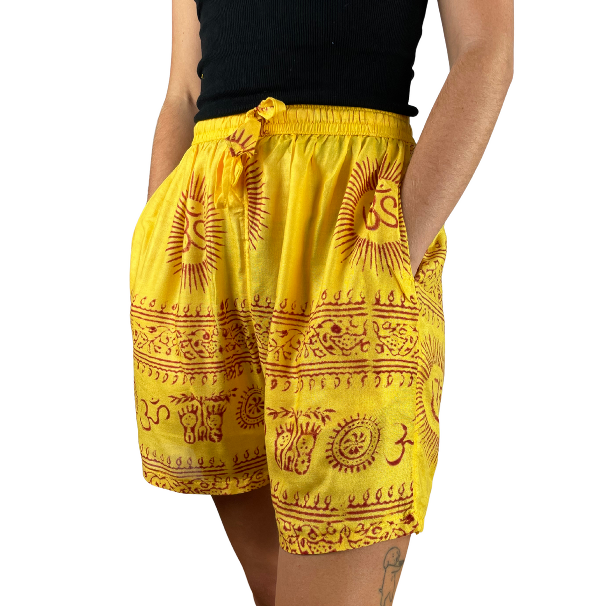 Kurze Sommerhose Ram Nami Gelb - leichte Shorts Unisex alternative Hippie Mode für Yoga und Meditation fair gehandelt
