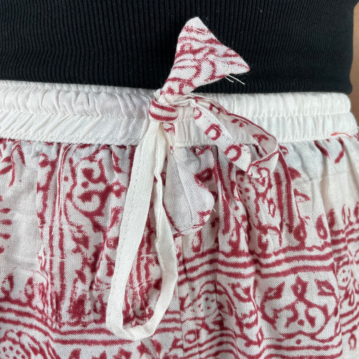 Kurze Sommerhose Ram Nami weiß rot - leichte Shorts Unisex alternative Hippie Mode für Yoga und Meditation fair gehandelt