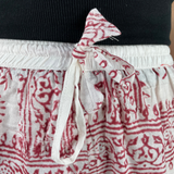 Kurze Sommerhose Ram Nami weiß rot - leichte Shorts Unisex alternative Hippie Mode für Yoga und Meditation fair gehandelt
