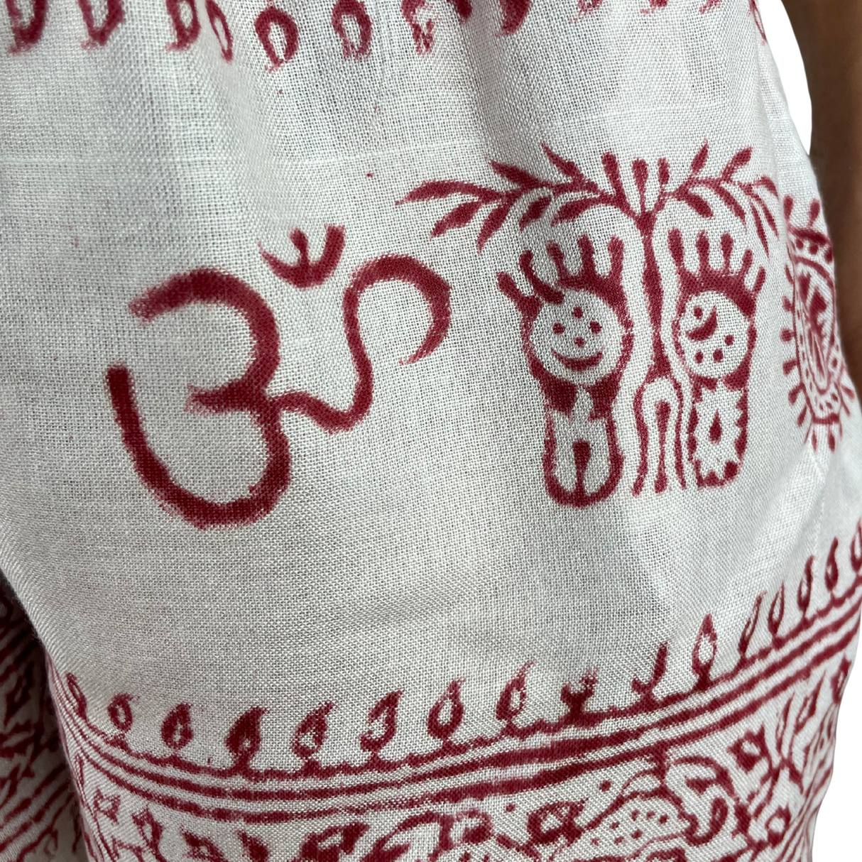 Kurze Sommerhose Ram Nami weiß rot - leichte Shorts Unisex alternative Hippie Mode für Yoga und Meditation fair gehandelt