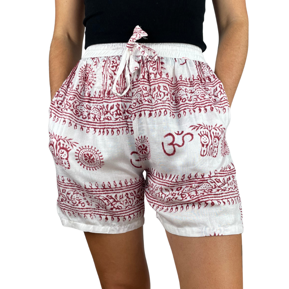 Kurze Sommerhose Ram Nami weiß rot - leichte Shorts Unisex alternative Hippie Mode für Yoga und Meditation fair gehandelt