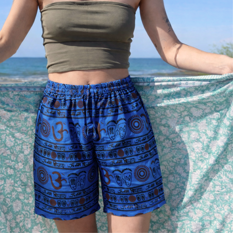 Kurze Sommerhose Om-Zeichen Blau